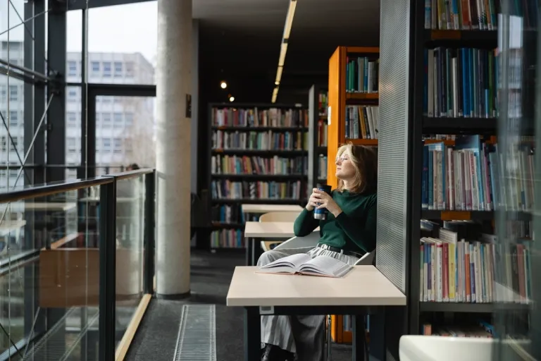 Spotkanie autorskie z Alicją Balcerzak w bibliotece naszego uniwersytetu | Aktualności | Uniwersytet WSB Merito w Gdańsku: Kobieta w przestrzeni biblioteki