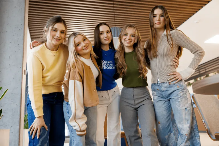 Zdjęcie studentek w akademickim holu