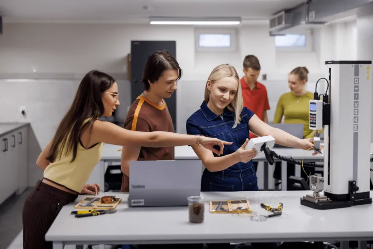 Studenci podczas warsztatów z towaroznawstwa