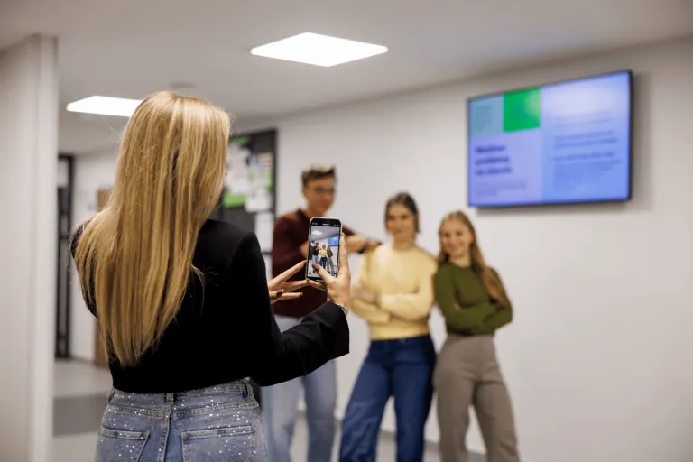 Fotografia cyfrowa i marketing wizualny | Studia I stopnia w Gdańsku | Uniwersytet WSB Merito w Gdańsku: Studenci podczas robienia zdjęć telefonem