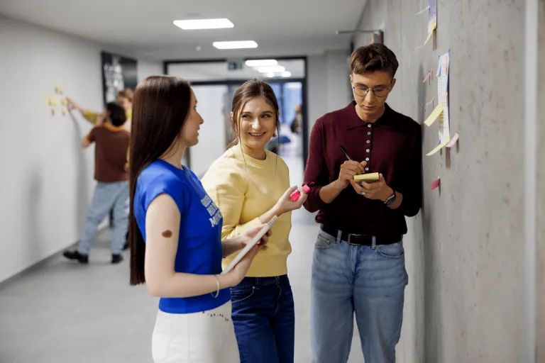 Psychologia w marketingu | Uniwersytet WSB Merito w Gdańsku: Studenci podczas ćwiczeń warsztatowych