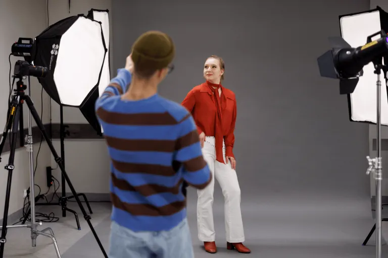 Fashion design | Studia I stopnia w Gdańsku | Uniwersytet WSB Merito w Gdańsku: Studenci w studio podczas sesji zdjęciowej