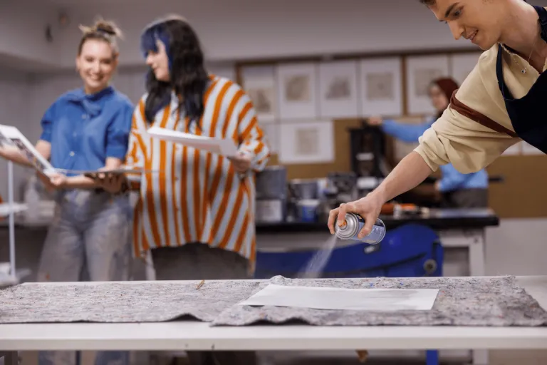 Grafika cyfrowa i kreacje multimedialne | Studia II stopnia ze studiami podyplomowymi  | Uniwersytet WSB Merito w Gdańsku: Studenci podczas warsztatów z grafiki