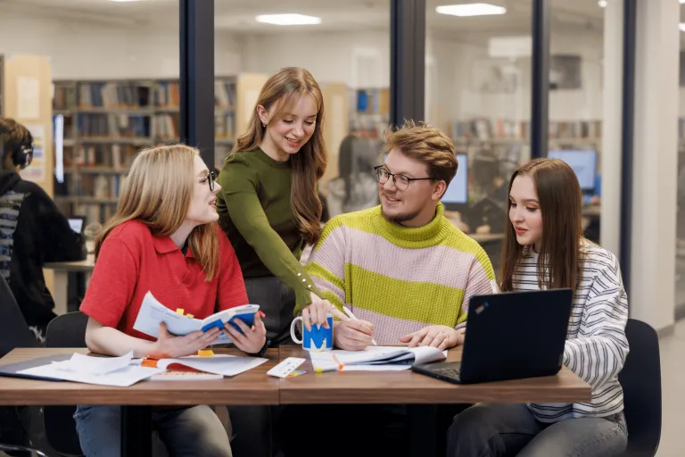 Informatyka | Studia I stopnia w Gdańsku | Uniwersytet WSB Merito w Gdańsku: Studenci pracują grupą nad zagadnieniem