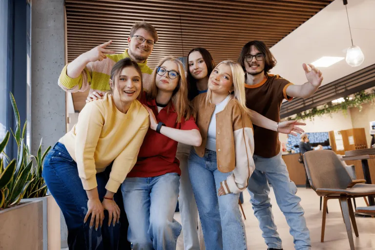 Kampus na Start – poznaj swoją przyszłą uczelnię! | Aktualności | Uniwersytet WSB Merito w Gdańsku: Studenci zdjęcie grupowe w holu