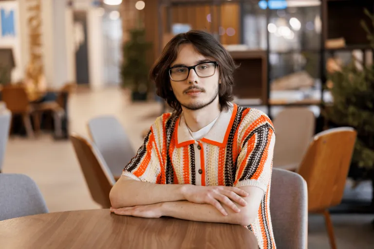 ESG w systemach bezpieczeństwa i higieny pracy | Studia I stopnia w Gdańsku | Uniwersytet WSB Merito w Gdańsku: Student w ciemnych okularach i długich włosach