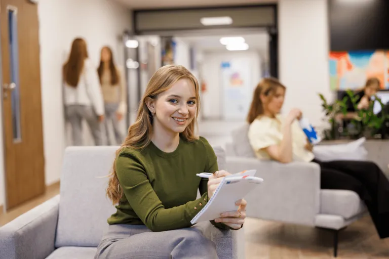 Smart Governance - Nowoczesna Administracja i Cyfrowe Społeczeństwo | Studia I stopnia w Gdańsku | Uniwersytet WSB Merito w Gdańsku: Studentka robi notatki