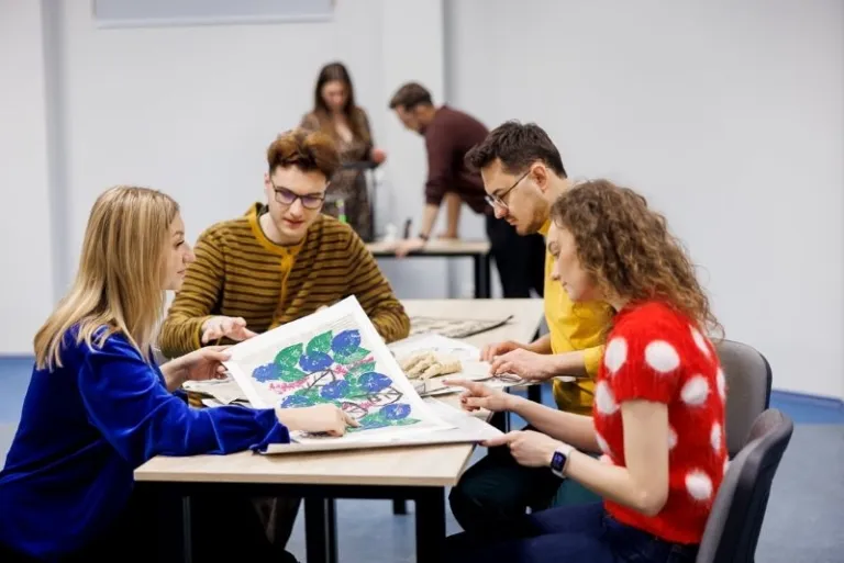 Komunikacja wizualna | Studia I stopnia w Gdańsku | Uniwersytet WSB Merito w Gdańsku: studenci w czasie rozmowy