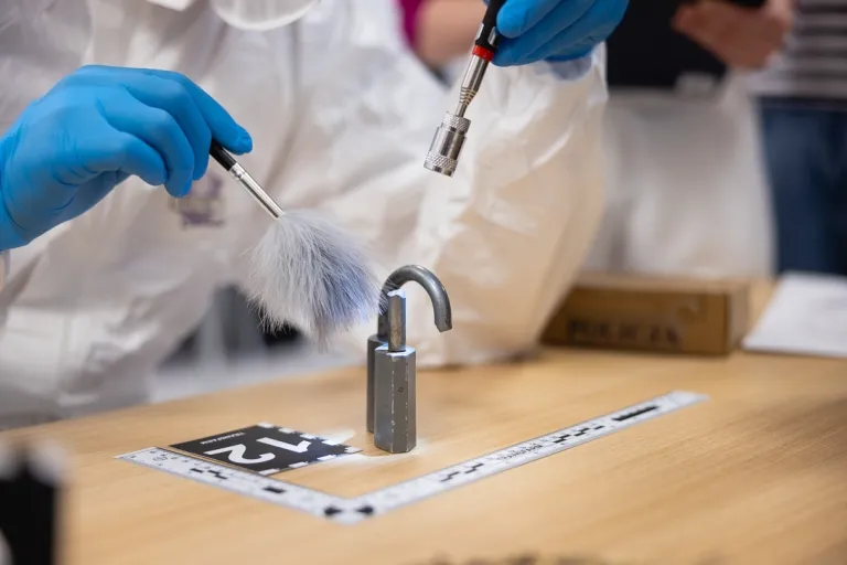 Technika kryminalistyczna | Studia I stopnia w Gdańsku | Uniwersytet WSB Merito w Gdańsku: Przegląd śladów zbrodni 