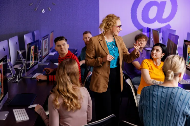 Design – projektowanie użytkowe | Studia I stopnia w Gdańsku | Uniwersytet WSB Merito w Gdańsku: Studenci przy komputerach i wykładowczyni 