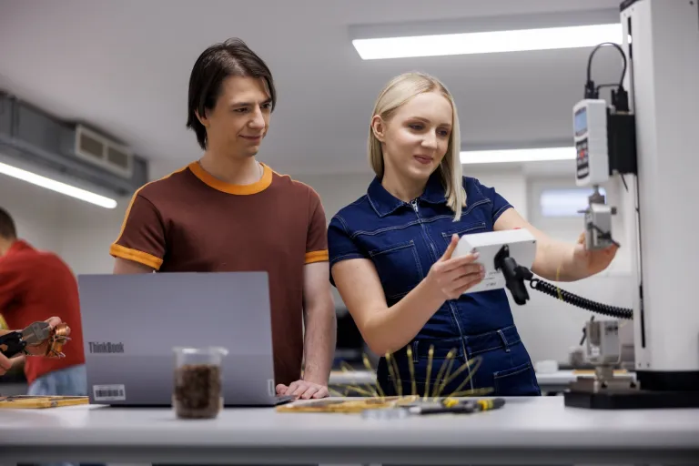 Studenci w laboratorium towaroznawczym