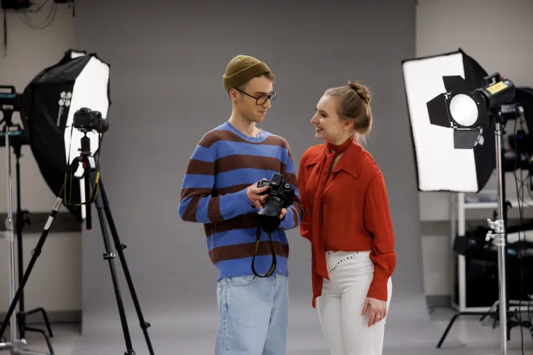 Wellbeing i bezpieczeństwo w pracy | Studia I stopnia w Gdańsku | Uniwersytet WSB Merito w Gdańsku: Studenci na tle studia fotograficznego