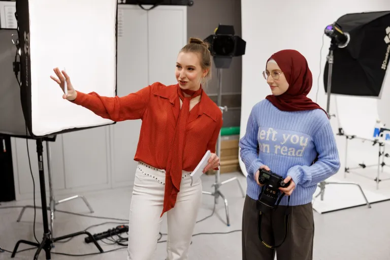 Komunikacja wizualna i nowe media | Uniwersytet WSB Merito w Gdańsku: Studentki podczas zajęć w atelier fotograficznym