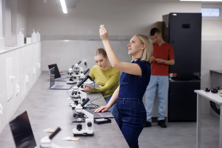 Studentka przygląda się próbce