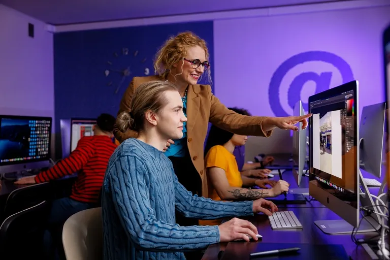 Marketing i sprzedaż | Studia I stopnia w Gdańsku | Uniwersytet WSB Merito w Gdańsku: Wykładowczyni przy komputerze ze studentem