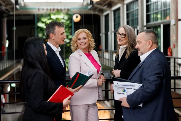 Konferencja „Rany przewlekłe w praktyce klinicznej – multidyscyplinarne podejście” już 19 czerwca | Aktualności | Uniwersytet WSB Merito w Gdańsku: Słuchacze studiów podyplomowych stoją w grupie w biznesowych strojach