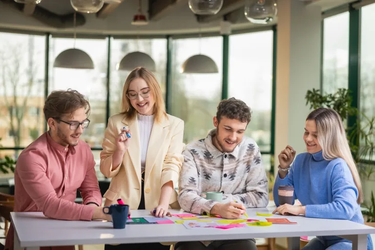 Home design | Studia I stopnia w Gdańsku | Uniwersytet WSB Merito w Gdańsku: Studenci pracują nad projektem