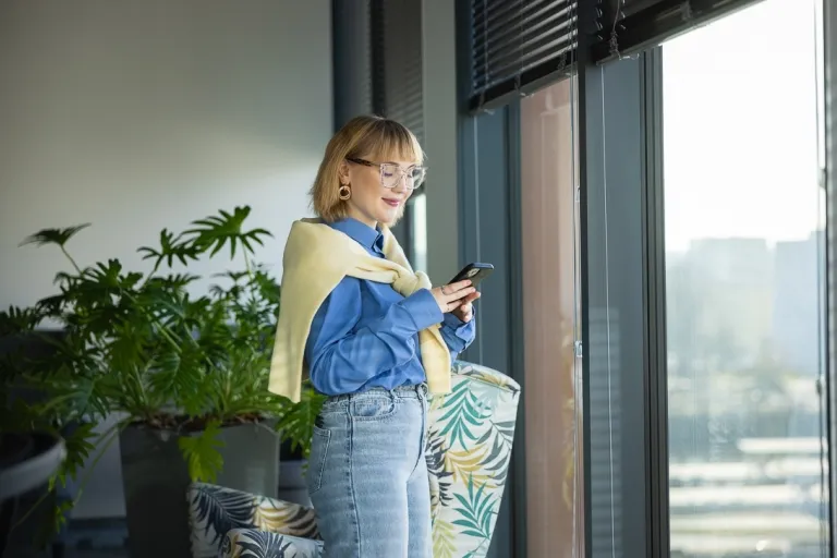 Home design | Studia I stopnia w Gdańsku | Uniwersytet WSB Merito w Gdańsku: Studentka w biurowcu