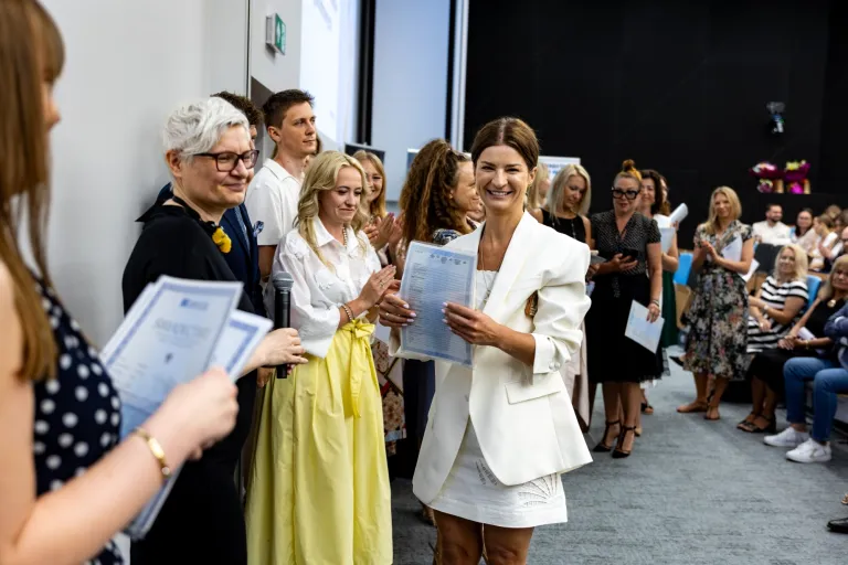 Uroczyste zakończenie studiów podyplomowych 2025/2026 za nami! | Aktualności | Uniwersytet WSB Merito w Gdańsku: Absolwenci studiów podyplomowych odbierają dyplomy