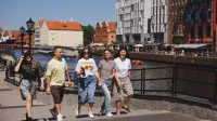 Bloger podróżniczy | Studia I stopnia w Gdyni | Uniwersytet WSB Merito Gdynia: Studenci idą wokół Motławy