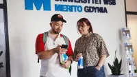 Student i studentka w holu Uniwersytetu WSB Merito Gdynia