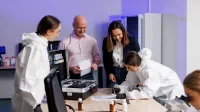 Kryminalistyka | Studia I stopnia w Gdyni | Uniwersytet WSB Merito Gdynia: Studenci w laboratorium kryminologii 