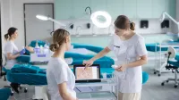 Kosmetologia zaawansowana | Studia podyplomowe w Gdyni | Uniwersytet WSB Merito Gdynia: Warsztaty w gabinecie kosmetycznym, gdzie omawiana jest kondycja skóry