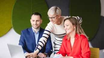 Zarządzanie w ochronie zdrowia | Studia podyplomowe w Gdyni | Uniwersytet WSB Merito Gdynia: Trzy osoby sprawdzają coś na laptopie