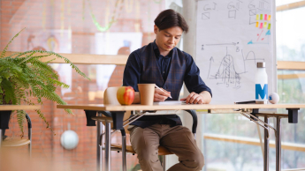 Dietetyka i poradnictwo żywieniowe | Studia podyplomowe w Gdyni | Uniwersytet WSB Merito Gdynia: Student przy biurku 