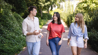 Filologia | Studia I stopnia w Gdyni | Uniwersytet WSB Merito Gdynia: Trójka studentów na spacerze w parku
