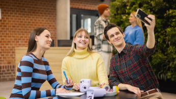 Zarządzanie zasobami ludzkimi | Studia I stopnia w Gdyni | Uniwersytet WSB Merito Gdynia: Trójka studentów robi sobie selfie