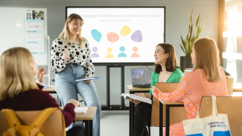 Pedagogika | Studia I stopnia w Gdyni | Uniwersytet WSB Merito Gdynia: wykładowczyni i studentki w sali z tablicami