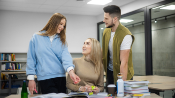 Wyniki wyszukiwania | Uniwersytet WSB Merito Gdynia: Trzech studentów w sali wykładowej