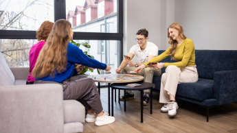 Psychoneuroimmunologia (PNI) | Studia podyplomowe w Gdyni | Uniwersytet WSB Merito Gdynia: Studenci grają w grę planszową