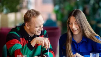 Dwoje studentów wspólnie się uczy