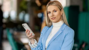 Zarządzanie - studia 3-semestralne | Uniwersytet WSB Merito Gdynia: Studentka biznesu z telefonem