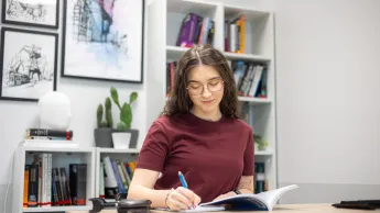 Digital marketing | Uniwersytet WSB Merito Gdynia: studentka-ksiazka-biblioteka