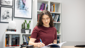 studentka-ksiazka-biblioteka