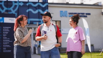 Trójka studentów przed wejściem do Uniwersytetu WSB Merito Gdynia