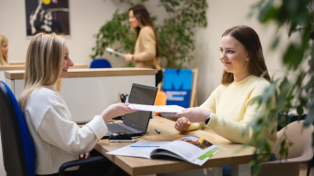 Employer Branding | Uniwersytet WSB Merito Gdynia: Dwie kobiety załatwiają formalności na Uniwersytecie