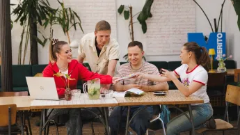Agile – zwinne metodyki zarządzania projektami | Studia podyplomowe w Gdyni | Uniwersytet WSB Merito Gdynia: Studenci pracują w grupie przy biurku