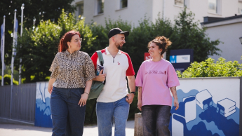 Studenci wychodzą z kampusu w Gdyni