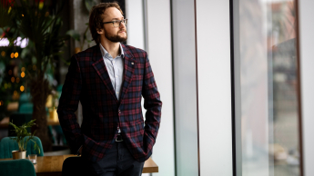 Employer Branding | Studia podyplomowe w Gdyni | Uniwersytet WSB Merito Gdynia: Student przy oknie w garniturze