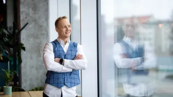 Budowa i utrzymanie aplikacji no-code | Studia podyplomowe w Gdyni | Uniwersytet WSB Merito Gdynia: Zdjęcie biznesowe chłopaka w białej koszuli i błękitnej marynarce