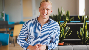 Zarządzanie i inwestowanie w   nieruchomości | Studia podyplomowe w Gdyni | Uniwersytet WSB Merito Gdynia: Student w strefie studenta w koszuli 