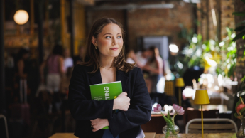 Kultura i literatura Australijska i Nowozelandzka | Studia I stopnia w Gdyni | Uniwersytet WSB Merito Gdynia: Studentka z książką w kawiarni 