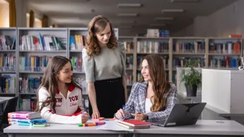 Automatyzacja procesów biznesowych | Studia podyplomowe w Gdyni | Uniwersytet WSB Merito Gdynia: Studentki w przestrzeni biblioteki 