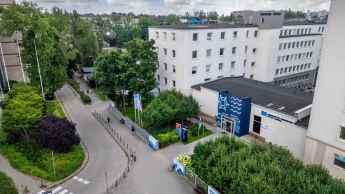 Nasz budynek | Uniwersytet WSB Merito Gdynia: Zdjęcie kampusu w Gdyni UWSB Merito z drona