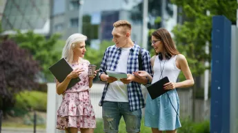 Windykacja i zarządzanie wierzytelnościami | Studia podyplomowe w Gdyni | Uniwersytet WSB Merito Gdynia: Grafika główna: praktyczność i przyjazność WSB Merito Gdynia - grupa przyjaciół rozmawia na terenie uczelni