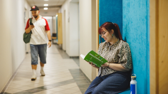 Student idzie przez korytarz w budynku Uniwersytetu w Gdyni